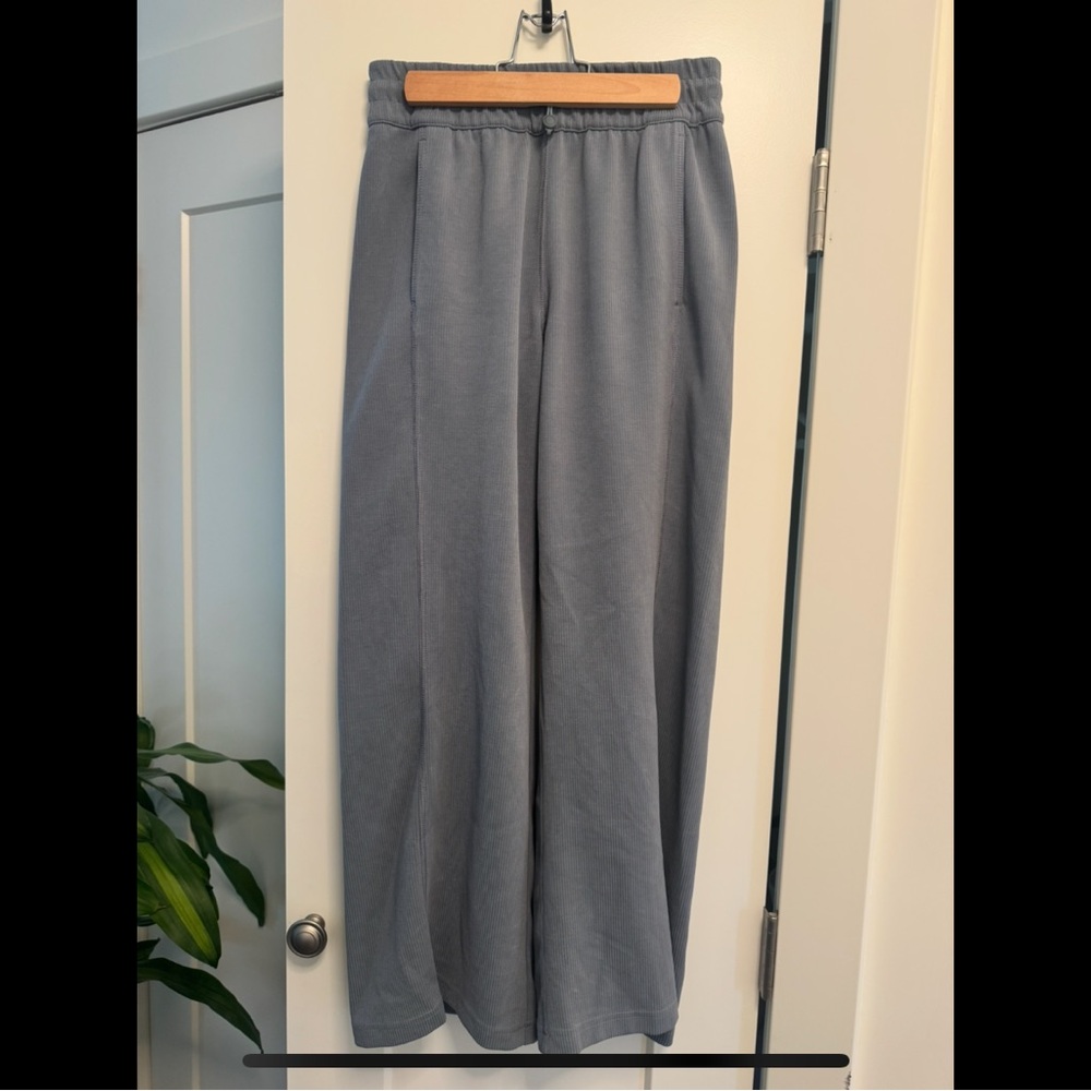 Lululemon Ribbed Softstreme Mid-Rise Pant 27" in Size 4, Belgian Blue